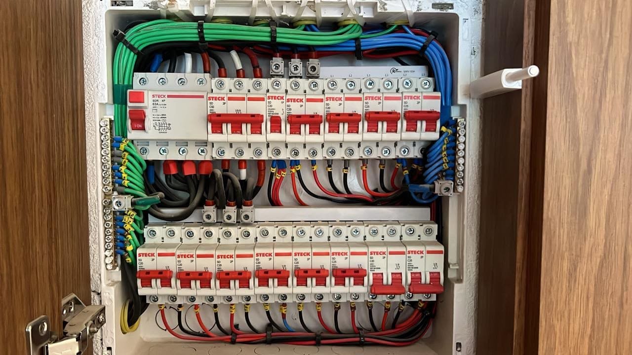 Acabamento de quadro elétrico residencial